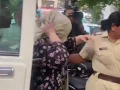 महाराष्ट्र: देवेंद्र फडणवीस की पत्नी अमृता को धमकी देने की आरोपी डिजाइनर गिरफ्तार