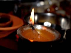 మీ ఇంట్లో దీపాన్ని పొరపాటున కూడా ఈ దిక్కున పెట్టొద్దు, నేతి దీపం వెలిగిస్తే కలిగే లాభాలివే!