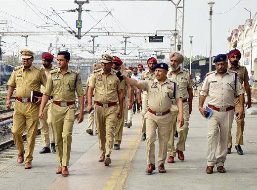 Police in Ludhiana on full alert, checking at every place Ludhiana News: ਲੁਧਿਆਣਾ 'ਚ ਪੁਲਿਸ ਪੂਰੀ ਤਰ੍ਹਾਂ ਅਲਰਟ, ਥਾਂ-ਥਾਂ ਨਾਕੇ ਤੇ ਚੈਕਿੰਗ