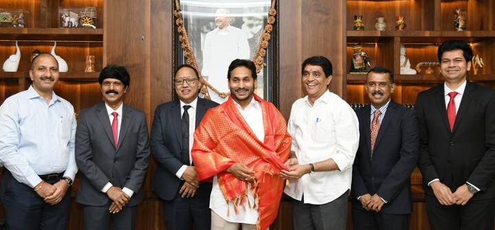 అసెంబ్లి సీఎం ఛాంబర్ లో జగన్ ను సత్కరిస్తున్న ఆర్థిక మంత్రి బుగ్గన