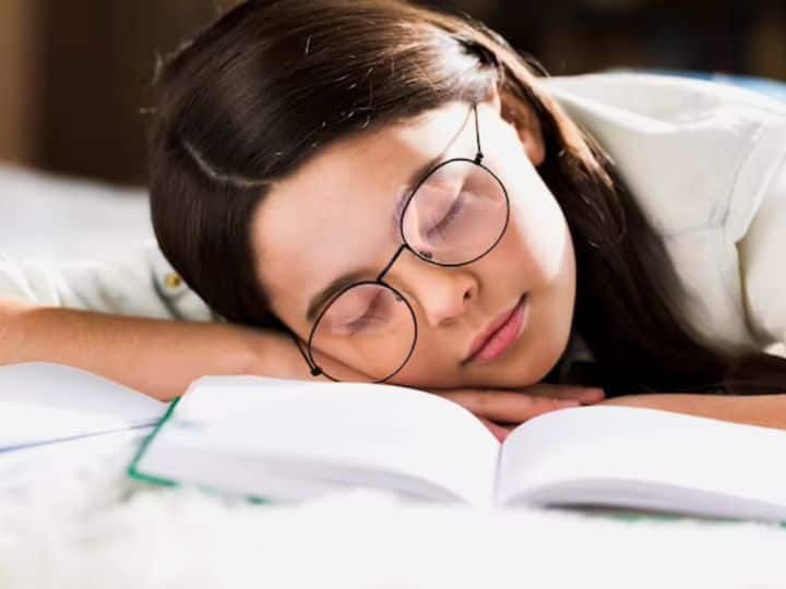 Sleep Is Important Before Exams Know Why 'एग्जाम' में रातभर जागने की न करें गलती, जानिए अच्छी नींद लेना क्यों है जरूरी?