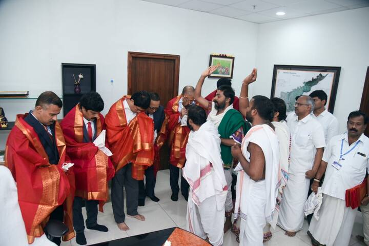 బడ్జెట్ ప్రవేశపెట్టే ముందు వేద పండితుల ఆశీర్వచనం