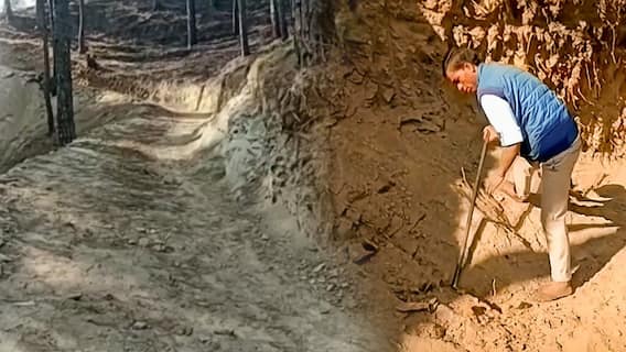 Uttarakhand Man Builds Road By Himself: 500 మీటర్ల రోడ్డు ఒక్కడే నిర్మించేశాడు..!