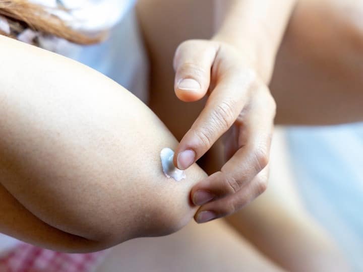 अब काली कोहनी नहीं बनेगी शर्मिंदगी की वजह...ये है कालापन दूर करने का सबसे सटीक नुस्खा how to lighten dark elbow with home remedies अब काली कोहनी नहीं बनेगी शर्मिंदगी की वजह...ये है कालापन दूर करने का सबसे सटीक नुस्खा