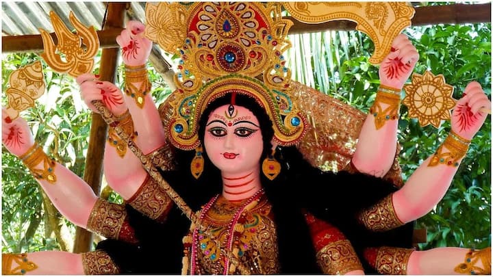 નવરાત્રીના વ્રતમાં કાળા રંગના વસ્ત્રો ધારણ ન કરો એટલે કે વાદળી, બ્લુ કે કાળા વસ્ત્રો ન પહેરો