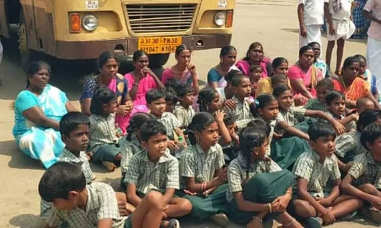 Trichy district, Vmanavs sit on the road with their parents and protest TNN திருச்சி: பள்ளிக்கு கட்டிடம் கட்டித் தர கோரி பெற்றோருடன் மாணவர்கள் சாலையில் போராட்டம்