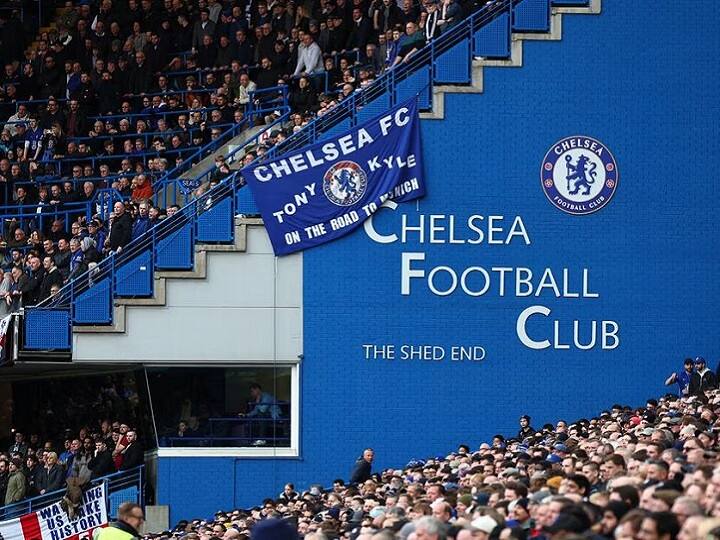 100 रुपये में होने वाले कॉरपोरेट सौदों में पहला नाम खेल जगत से है. इंग्लिश प्रीमियर लीग क्लब चेल्सिया को वित्तीय संकटों के चलते 1982 में बिकना पड़ा था. तब केन बेट्स ने इसे महज 01 पाउंड में खरीदा था. हालांकि बाद में बेट्स ने क्लब को 140 मिलियन पाउंड में बेचा था. तब इसे रूसी अरबपति रोमन अब्रामोविच ने 2003 में हुए एक सौदे में खरीदा था.