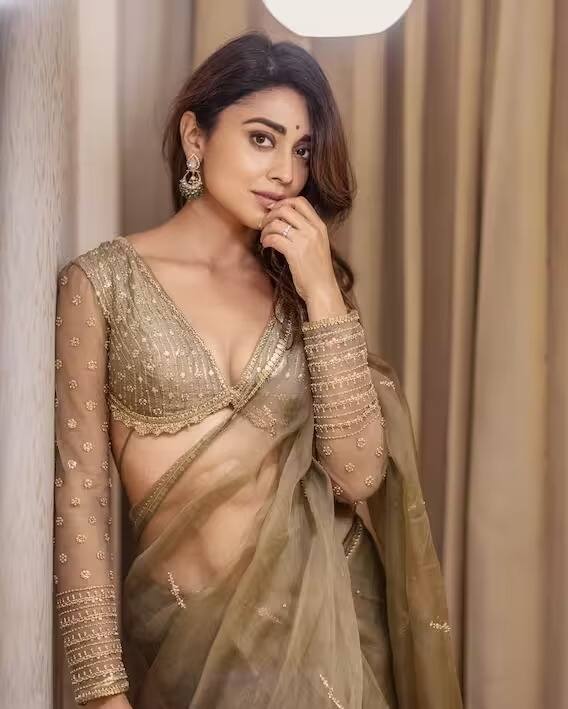 श्रिया सरन प्रत्येक लूकमध्ये सुंदर दिसते.