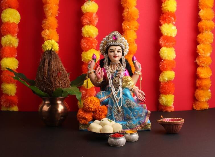 Shukrawar Upay: Do this special remedy on Friday, wealth will increase with the grace of  Devi Lakshmi Shukrawar Upay: શુક્રવારના દિવસે કરો આ ખાસ ઉપાય, મા લક્ષ્મીની કૃપાથી વધશે ધન-ધાન્ય