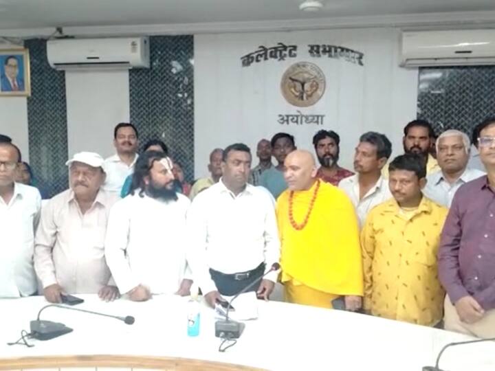 Ayodhya News: 'नहीं बदला जाएगा 14 कोसी परिक्रमा मार्ग', डीएम ने संतों को दिया आश्वासन, भक्तों के खिले चेहरे Ayodhya DM Nitish Kumar Assured Saints About 14 Kosi Parikrama Marg Renovation ANN Ayodhya News: 'नहीं बदला जाएगा 14 कोसी परिक्रमा मार्ग', डीएम ने संतों को दिया आश्वासन, भक्तों के खिले चेहरे