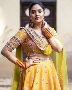 Sreemukhi: లెహంగాలో ముద్దబంతి పువ్వులా మెరిసిపోతున్న శ్రీముఖి