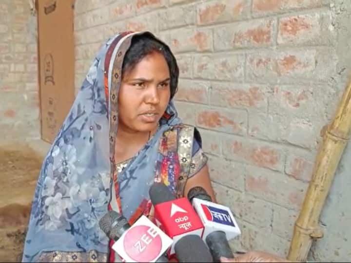 Sonbhadra Uttar Pradesh Husband marrying second time woman on dharna in laws house police told case in court ANN Sonbhadra News: भूखे मासूम बच्चों को लेकर दर दर की ठोकरें खा रही महिला, पति ने दूसरी शादी कर घर से निकाला