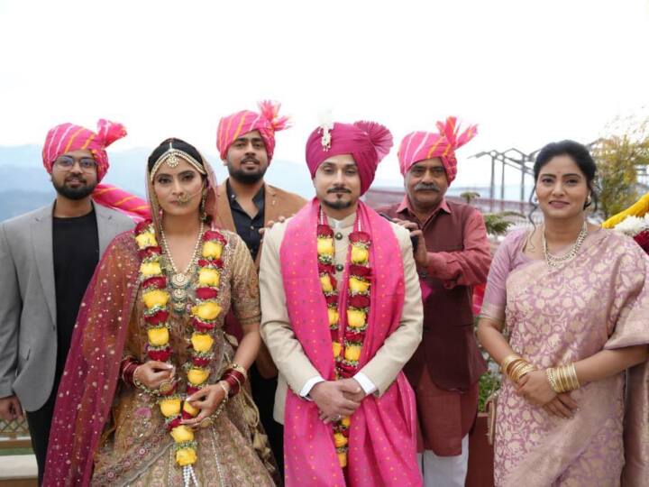 उपराष्ट्रपति के अलावा प्रधानमंत्री नरेंद्र मोदी भी रिसेप्शन में पहुंचे. इसकी जानकारी केंद्रीय मंत्री ने ट्विटर पर तस्वीरें शेयर करते हुए दी.