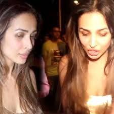 मनीष मल्होत्रा की जन्मदिन पार्टी में कई सारे मशहूर बॉलीवुड के सितारों ने शिरकत की थी. इसी के साथ बता दे कि वहां पर मलाइका अरोड़ा भी आई थी और उन्हें जाम छलकाते देखा गया.