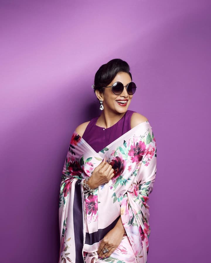 अभिनेत्री सोनाली कुलकर्णी (Sonali Kulkarni) ही तिच्या चित्रपटांमुळे चर्चेत असते.