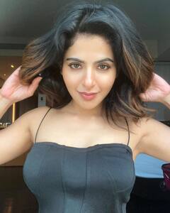 Iswarya Menon: 'சிரிக்காதே சிரிக்காதே சிரிப்பாலே மயக்காதே...'அழகு நாயகி ஐஸ்வர்யா மேனனின் கலக்கல் க்ளிக்ஸ்!