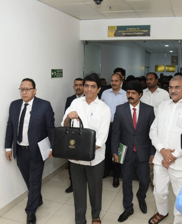 బడ్జెట్ బ్యాగ్ తో ఆర్దిక మంత్రి బుగ్గన,ఇతర అదికారులు