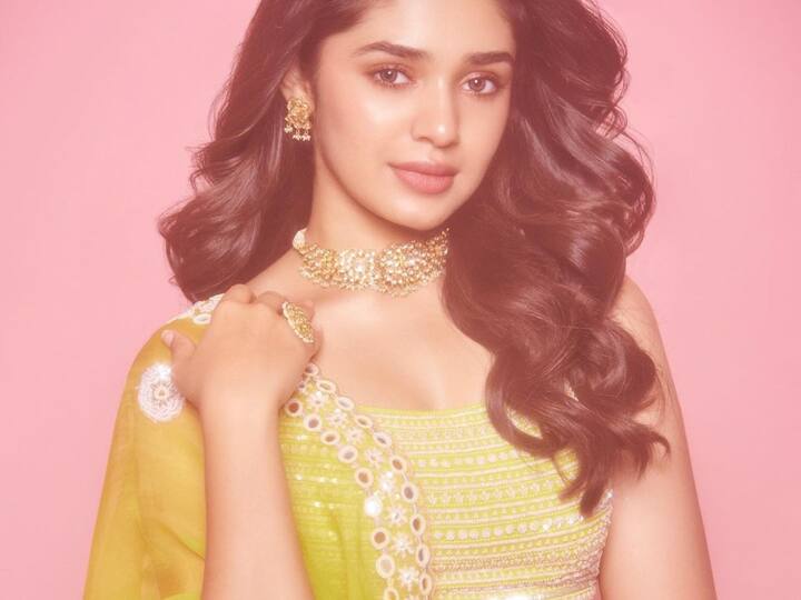 மஞ்சள் உடையில் மயக்கும் இளம் நடிகை க்ரித்தி ஷெட்டியின் புதிய புகைப்படங்கள்!