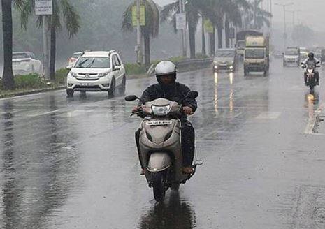 वामान विभागानं (Meteorological Department) दिलेल्या अंदाजानुसार राज्याच्या काही भागात अवकाळी पावसानं (Unseasonal Rain) हजेरी लावली.