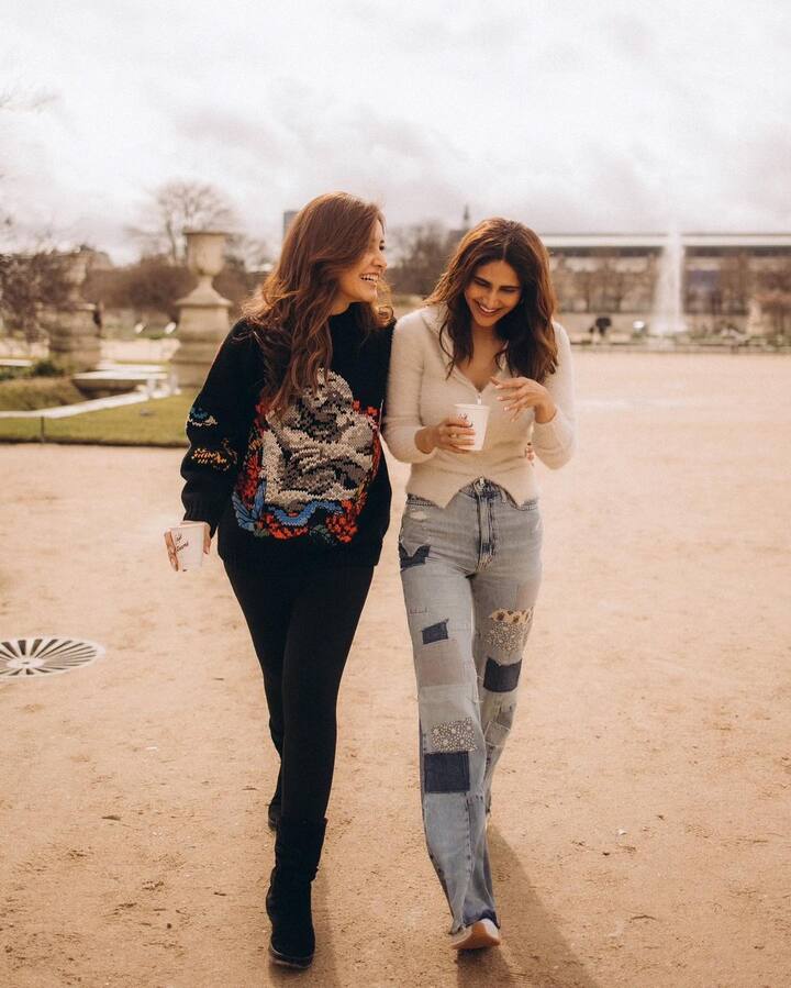 பாரிஸ் நகரத்திற்கு தங்கள் புன்னகையால் ஒளி சேர்க்கும் ராஷி கண்ணா மற்றும் வாணி கபூர்..