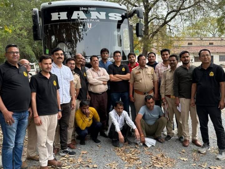 Kota: लग्जरी बस में तस्करी करते थे ड्राइवर और कंडक्टर, 59 किलो अफीम और 34 किलो डूडा हुआ बरामद Kota smuggling driver and conductor of luxury Bus smuggle drugs opium duda recovered ANN Kota: लग्जरी बस में तस्करी करते थे ड्राइवर और कंडक्टर, 59 किलो अफीम और 34 किलो डूडा हुआ बरामद