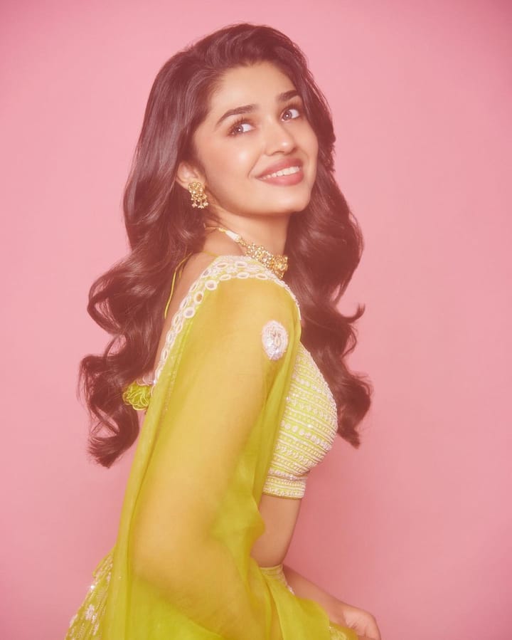 அக்கினிக் கொழுந்தில் பூத்த மஞ்சள்..