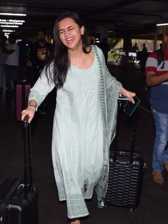 सिंपल सूट, नो मेकअप- तेजस्वी की सादगी ने जीता दिल