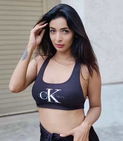 આ તસવીરમાં દેખાતી આ મહિલાનું નામ હિના પંચાલ છે. તે બિલકુલ મલાઈકા અરોરા જેવી લાગે છે.