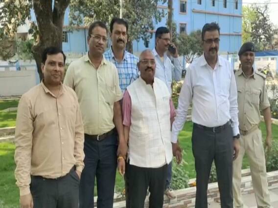 Bihar News: सीतामढ़ी में निगरानी की टीम ने रिश्वतखोर डीपीओ को पकड़ा, शिक्षक से मांगा था 50 हजार रुपए घूस Bihar News: सीतामढ़ी में निगरानी की टीम ने रिश्वतखोर डीपीओ को पकड़ा, शिक्षक से मांगा था 50 हजार रुपए घूस