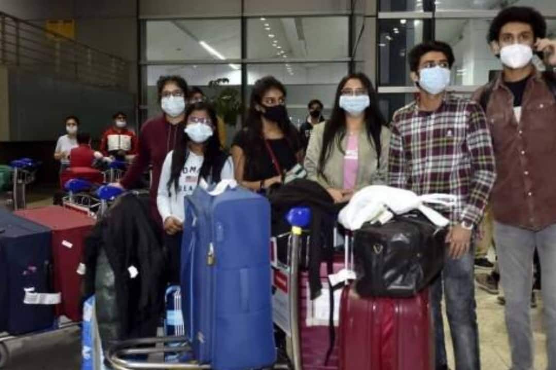 Education Fraud: 700 ਭਾਰਤੀ ਵਿਦਿਆਰਥੀਆਂ ਦਾ ਭਵਿੱਖ ਖ਼ਤਰੇ 'ਚ, 20-20 ਲੱਖ ਦੇ ਕੇ ਪਹੁੰਚੇ ਸੀ ਕੈਨੇਡਾ, ਹੁਣ ਭੇਜਿਆ ਜਾ ਰਿਹਾ ਹੈ ਵਾਪਸ! 700 indian students face deportation from Canada as visa papers found fake Education Fraud: 700 ਭਾਰਤੀ ਵਿਦਿਆਰਥੀਆਂ ਦਾ ਭਵਿੱਖ ਖ਼ਤਰੇ 'ਚ, 20-20 ਲੱਖ ਦੇ ਕੇ ਪਹੁੰਚੇ ਸੀ ਕੈਨੇਡਾ, ਹੁਣ ਭੇਜਿਆ ਜਾ ਰਿਹਾ ਹੈ ਵਾਪਸ!