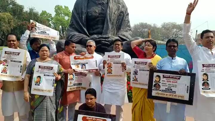 নিয়োগ দুর্নীতি নিয়ে রাজ্য সরকারের কাছে জবাব চাওয়া হয়েছে এদিনের বিক্ষোভে। দিলীপ ঘোষ, সৌমিত্র খাঁ, লকেট চট্টোপাধ্যায়, সুকান্ত মজুমদাররা এই বিক্ষোভে অংশ নেন