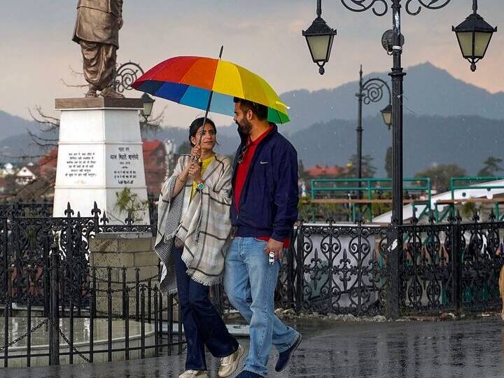 मौसम विभाग से मिली जानकारी के अनुसार पहाड़ी क्षेत्र में (पश्चिमी विक्षोभ) के एक्टिव होने के कारण मौसम उत्तर भारत में हल्की बारिश होने का अनुमान है.