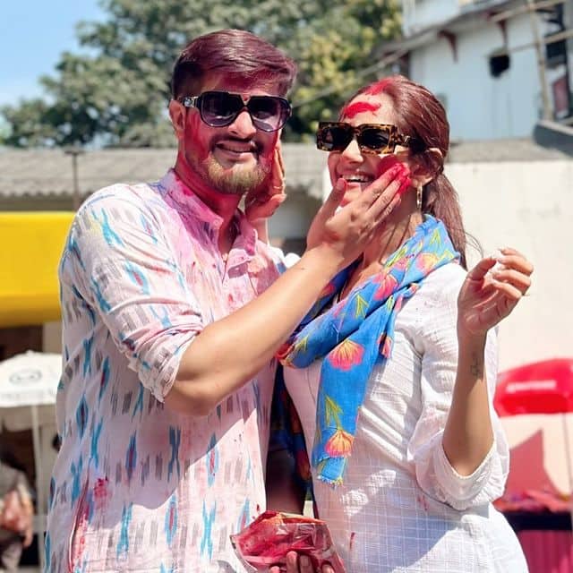 পাশাপাশি, দোলের দিন একসঙ্গে রঙ খেলতে দেখা গেছিল নীল ও তৃণাকে। একে অপরকে আবিরের রঙে রাঙিয়ে দিয়েছিলেন তাঁরা।