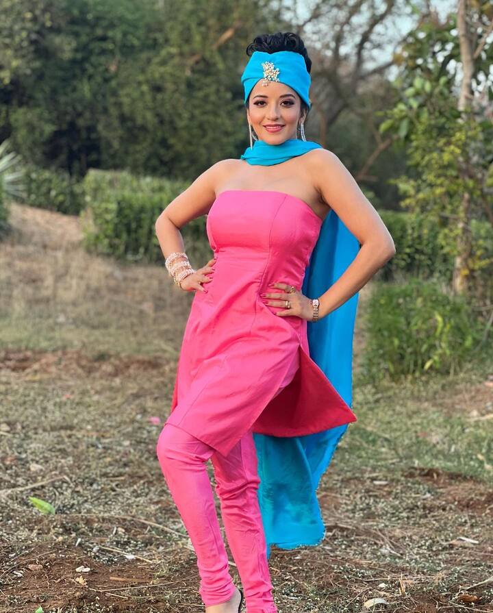 Monalisa Poses In A Retro Look. See Pics