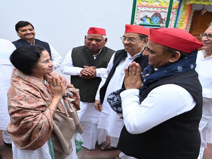 Akhilesh Yadav and top Samajwadi Party leaders, including Shivpal Singh Yadav, meet with Bengal chief minister at her Kalighat mansion in Kolkata.