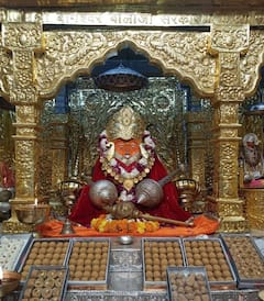 Bageshwar Dham: अंदर से कैसा दिखता है बागेश्वर धाम? भक्तों की मौजूदगी से गुलजार रहता है दरबार, आप भी देखें तस्वीरें