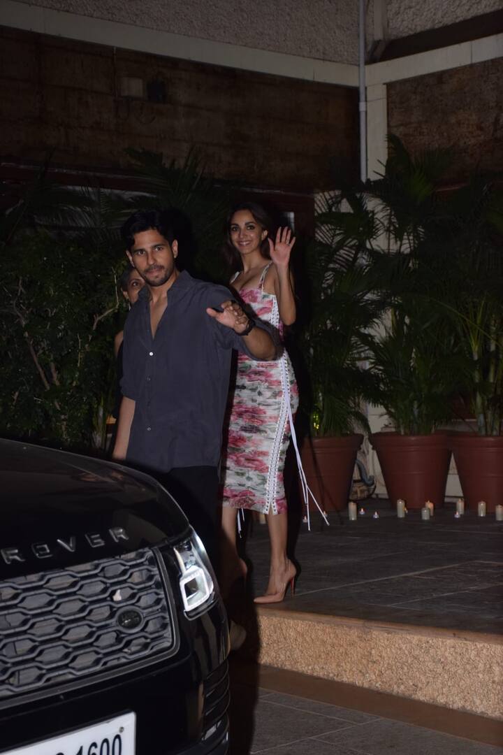 मीडिया के सामने रोमांटिक हुए सिद्धार्थ मल्होत्रा और कियारा आडवाणी की तस्वीरें पूरे सोशल मीडिया पर वायरल होती नजर आ रही हैं.