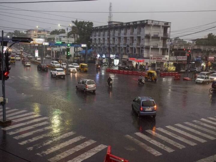 देशभर के कई राज्यों में मौसम सुहाना हो गया है. हल्की बारिश के बाद लोगों को गर्मी से थोड़ी राहत मिली है.