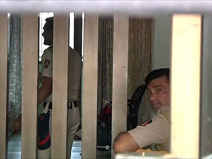 सूत्रांनी दिलेल्या माहितीनुसार 'ईडी'चे अधिकारी पाच वेगवेगळ्या गाड्यांमधून शहरात दाखल झाले.