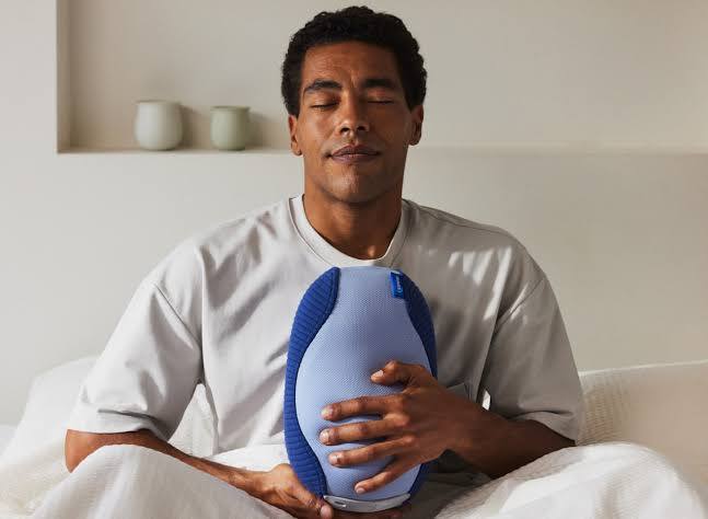 Somnox 2 को अगर पकड़कर सोया जाए तो फिजिकली शांत ब्रीदिंग का अनुभव होता है. कंपनी ने इस तकिये में कई स्मार्ट सेंसर दिए हैं, जो अच्छी नींद लाते हैं. अगर आप म्यूजिक के शौकीन हैं तो इसमें स्पीकर भी है. हालांकि, यह फीचर सिर्फ iOS यूजर्स के लिए है.