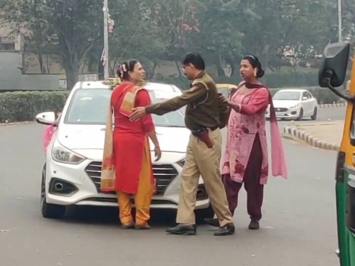 Delhi: Eunuchs stopped the vehicle returning with the bride on the green signal, then what happened?