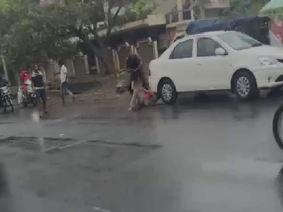 Kakinada Crime News Man Brutally Attacked With Sword on Vehicle Inspector Kakinada Crime News: కాకినాడలో దారుణం - అంతా చూస్తుండగా నడిరోడ్డులో పోలీసుపై కత్తితో దాడి!