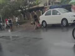 కాకినాడలో దారుణం - అంతా చూస్తుండగా నడిరోడ్డులో పోలీసుపై కత్తితో దాడి!