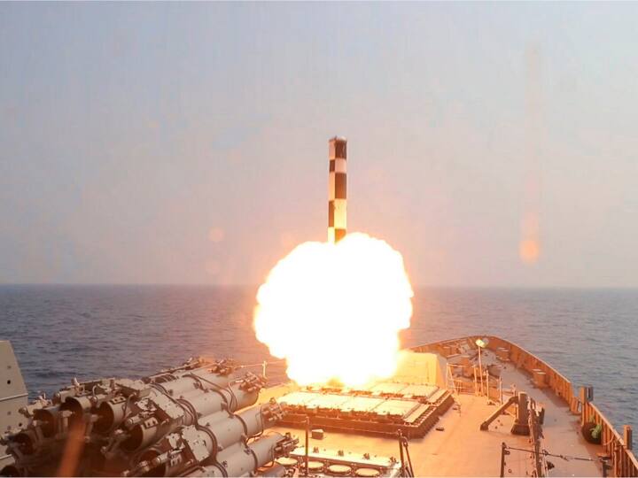 BrahMos missile, रडार सिस्टम, आर्टिलरी गन: 70 हजार करोड़ से ज्यादा के 'देसी हथियार' बढ़ाएंगे तीनों सेनाओं की ताकत Brahmos Shakti EW ATAGS central Government clears Defence Proposals worth rs 70500 crore indigenous weapon system BrahMos missile, रडार सिस्टम, आर्टिलरी गन: 70 हजार करोड़ से ज्यादा के 'देसी हथियार' बढ़ाएंगे तीनों सेनाओं की ताकत