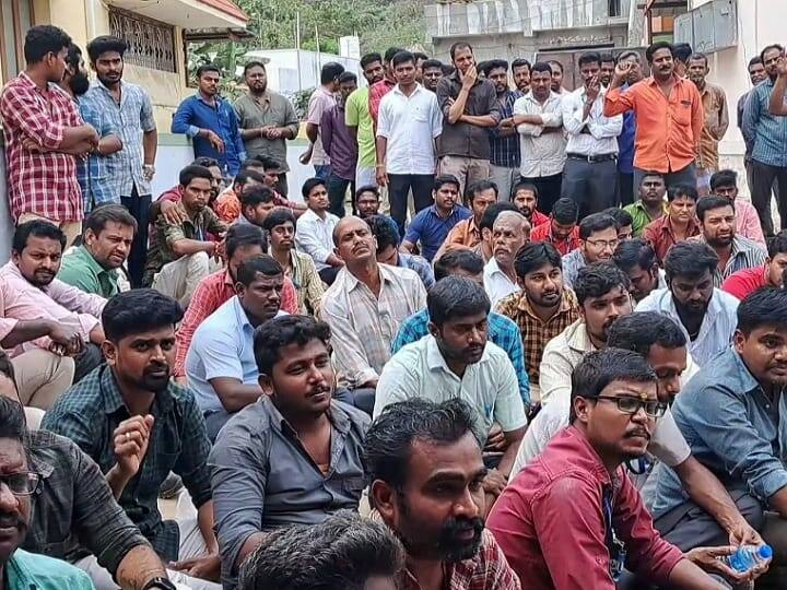 TNPL contract workers lay siege to ESI Hospital near Karur TNN கரூர்: ESI மருத்துவமனையை முற்றுகயிட்ட TNPL ஒப்பந்த தொழிலாளர்கள்