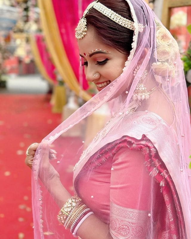 প্রসঙ্গত, বর্তমানে 'বালিঝড়' ধারাবাহিকে অভিনয় করছেন তৃণা সাহা (Trina Saha)। সেখানে একটি বিয়ের দৃশ্যেের শ্যুটিং-এ হালকা গোলাপি বেনারসিতে সেজে খবরের শিরোনামে উঠে এসেছিলেন এই অভিনেত্রী।