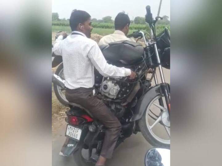 शेतकऱ्याने या कर्मचाऱ्यांनी दुचाकीची चावी दिली नाही. यामुळे त्या दोन कर्मचाऱ्यांनी शेतकऱ्याची दुचाकी उचलून सोबत आणलेल्या दुचाकीवर टाकून ते वैजापूर फायनान्स कार्यालयाकडे निघून गेले.