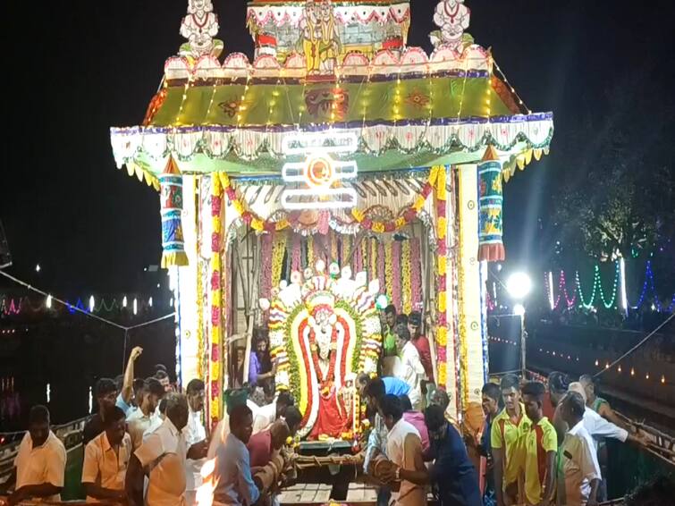 Mayiladuthurai district Thiruvengadu temple Indra festival devotees  TNN திருவெண்காடு புதன் ஸ்தலத்தில் தெப்பத்திருவிழா - ஆயிரக்கணக்கான பக்தர்கள் வடம் பிடிப்பு