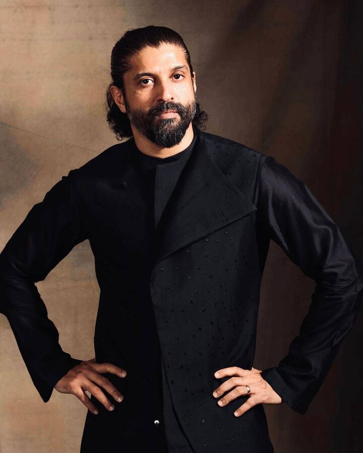 फरहान अख्तर ऐसे व्यक्ति हैं जो एक निर्देशक, निर्माता के साथ-साथ एक अभिनेता और पटकथा लेखक भी हैं. वह ऐसे अभिनेता हैं जो कम समय में ही बॉलीवुड में अपनी पहचान बना चुके हैं. फरहान कई  टेलीविजन शो को  होस्ट कर चुके हैं.