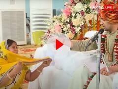 Watch: धीरेंद्र शास्त्री ने महिला की झोली में क्यों डाली पैसों की गड्डी, वजह चौंकाने वाली है!